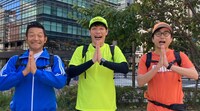 「ベスコングルメ」でウォーキングする（左から）山口智充、麒麟・川島、おいでやす小田。(c)TBS