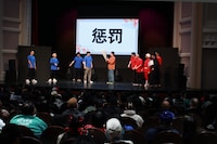 出演者全員でのゲームコーナーの様子。（写真提供：吉本興業）