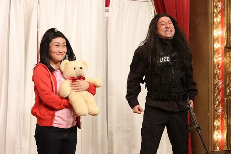 左から、キンタロー。、レイザーラモンRG。(c)フジテレビ