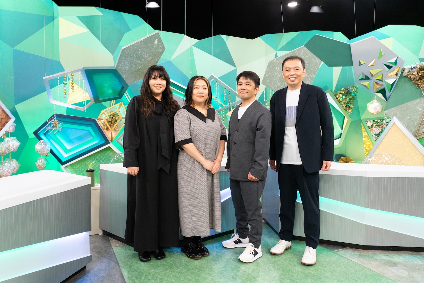 「やすとものいたって真剣です」に出演する（左から）海原やすよ ともこ、中川家。(c)ABCテレビ