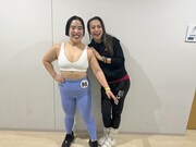 ゆりやんレトリィバァ（左）とトレーナーの岡部友（右）。