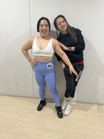 ゆりやんレトリィバァ（左）とトレーナーの岡部友（右）。