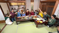 モグライダー芝の実家で「ジョンソン」メンバーと芝の両親が集った大宴会の様子。(c)TBS