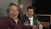 モグライダー芝と父親（左）。(c)TBS