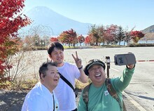 「ウォーキングのひむ太郎」に出演する（左から）ブラックマヨネーズ小杉、土田晃之、バナナマン日村。(c)BS朝日