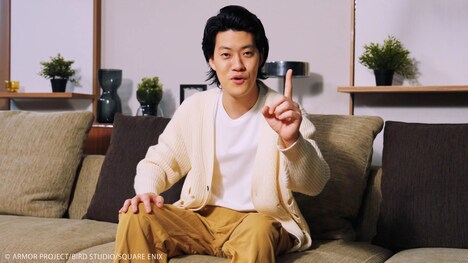 インタビュー映像に出演する霜降り明星・粗品。