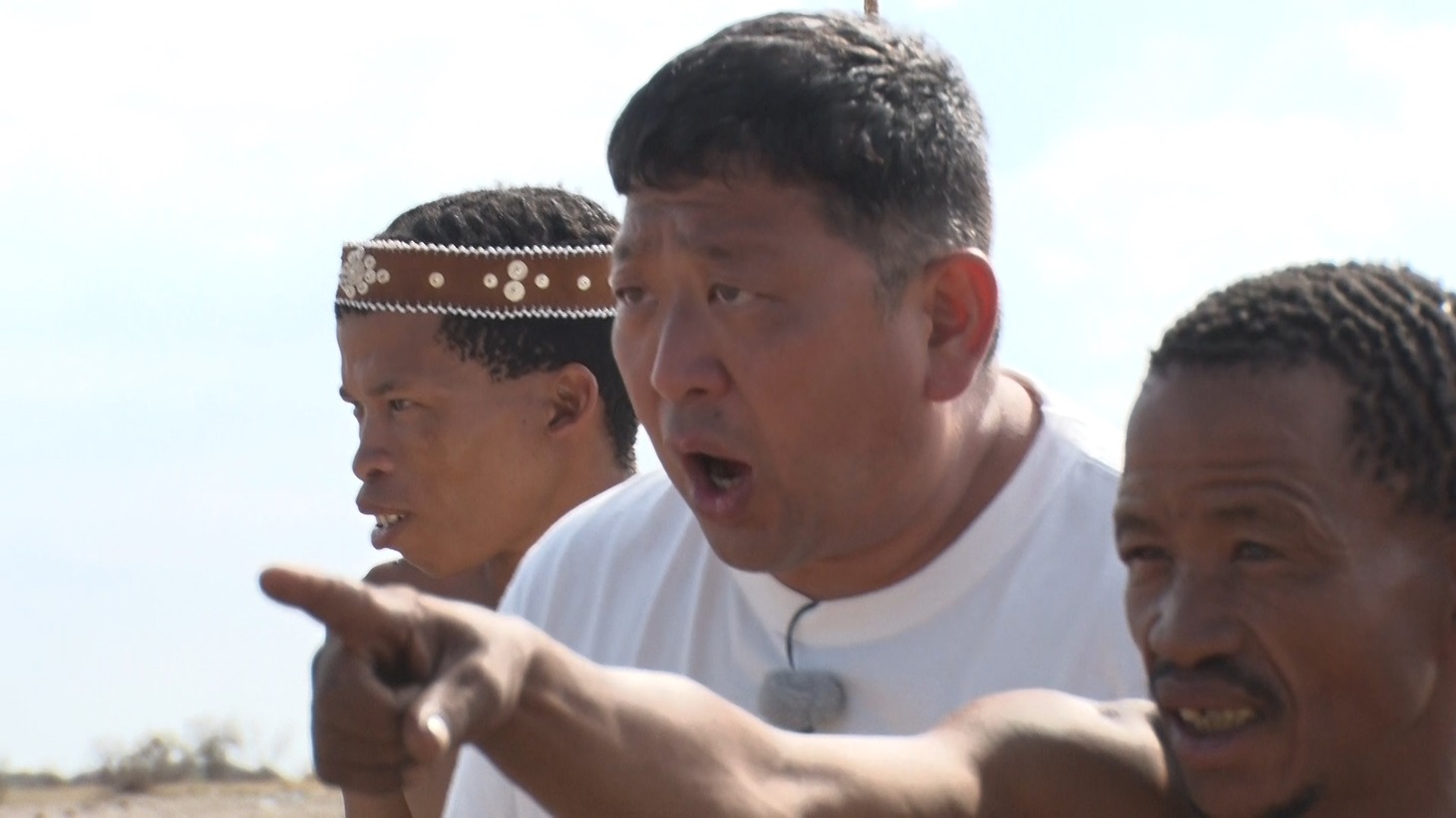 アフリカの大地を見て視力回復できるか検証するWエンジン・チャンカワイ。(c)中京テレビ