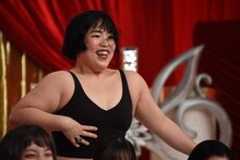 肉体美を見せるゆりやんレトリィバァ。