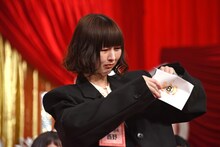 出番順が入った封筒をなかなか開けられないハイツ友の会・西野。