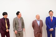 囲み取材に応じたマシンガンズとギャロップ。(写真提供:吉本興業)