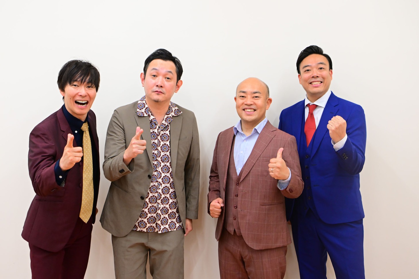 囲み取材に応じたマシンガンズとギャロップ。（写真提供：吉本興業）