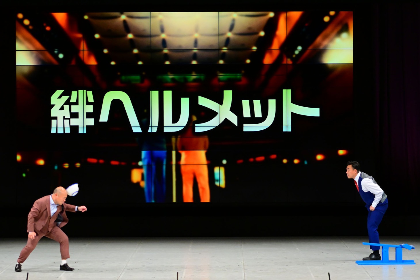 「絆ヘルメット」に挑戦するギャロップ。（写真提供：吉本興業）
