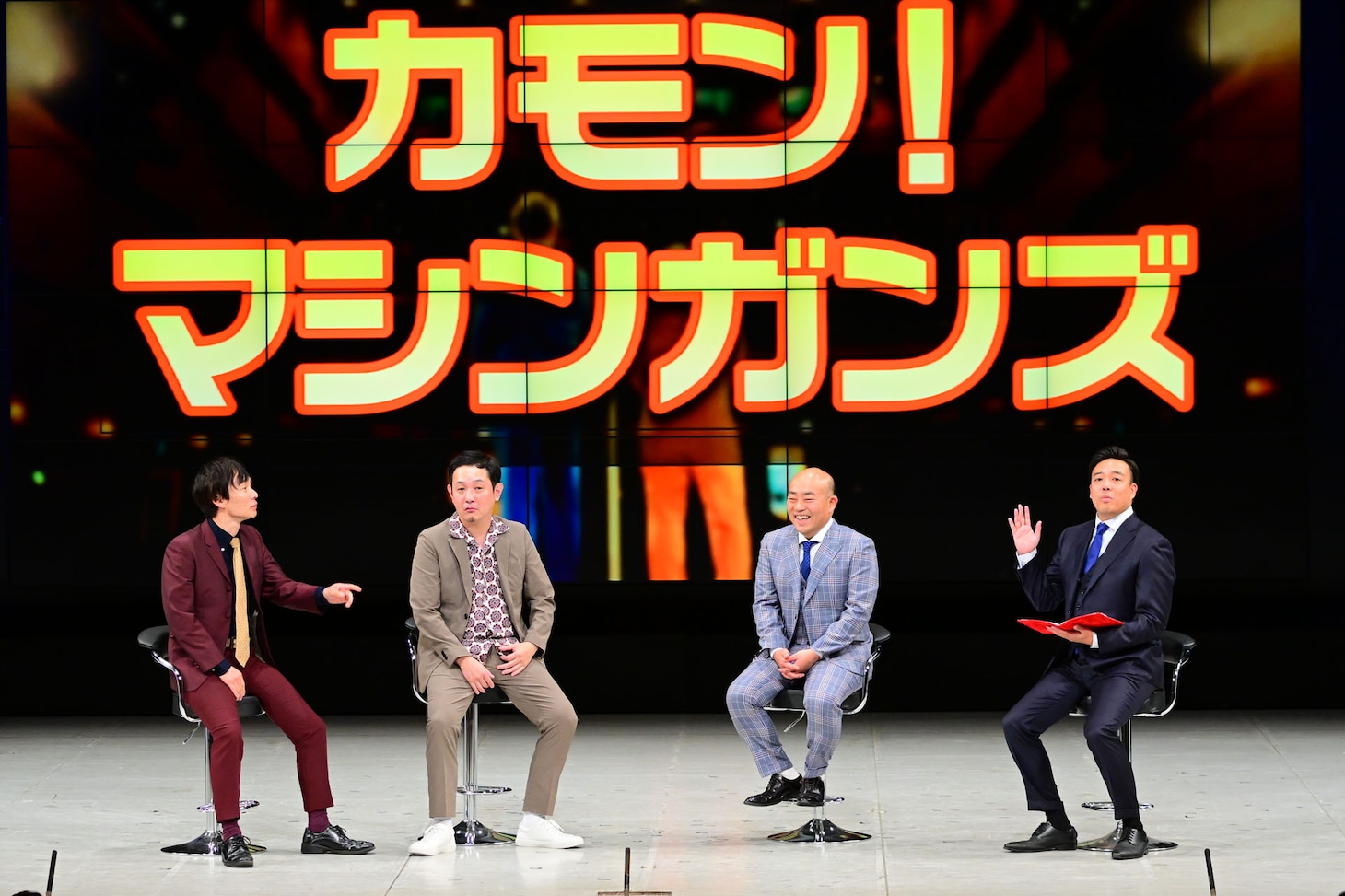 トークを展開するマシンガンズとギャロップ。（写真提供：吉本興業）