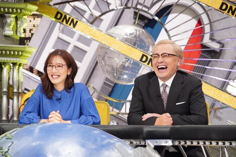 左から、小澤陽子アナ、アリタ哲平。(c)フジテレビ