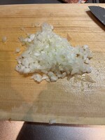 玉ねぎをみじん切りにする。