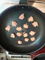 自分が思う小さいの量をちぎって形を形成、焼く。