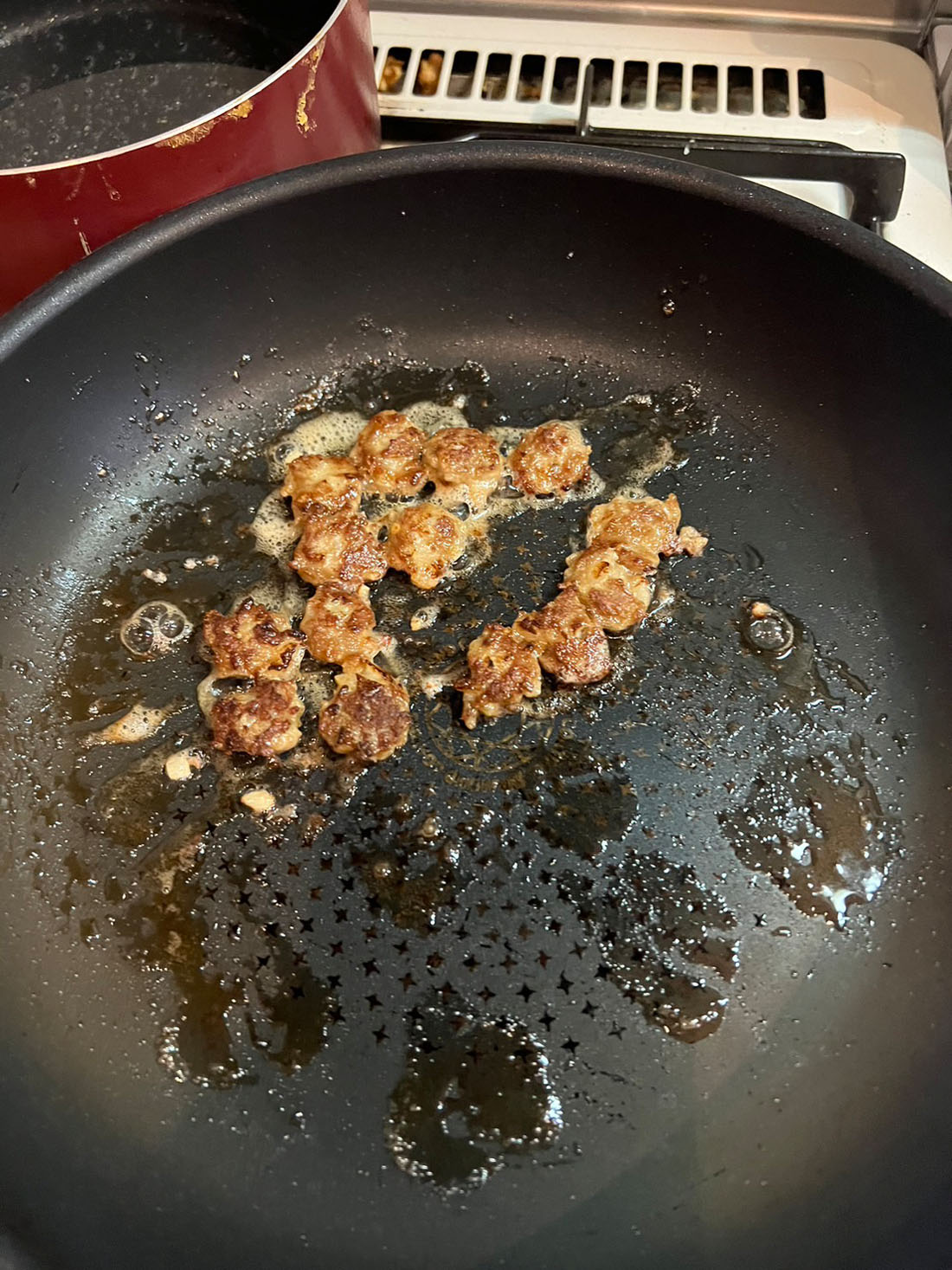 小さいハンバーグを焼く。