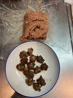 14個の小ちゃいハンバーグを作ると残ったタネでランチ1回分のハンバーグが作れます。