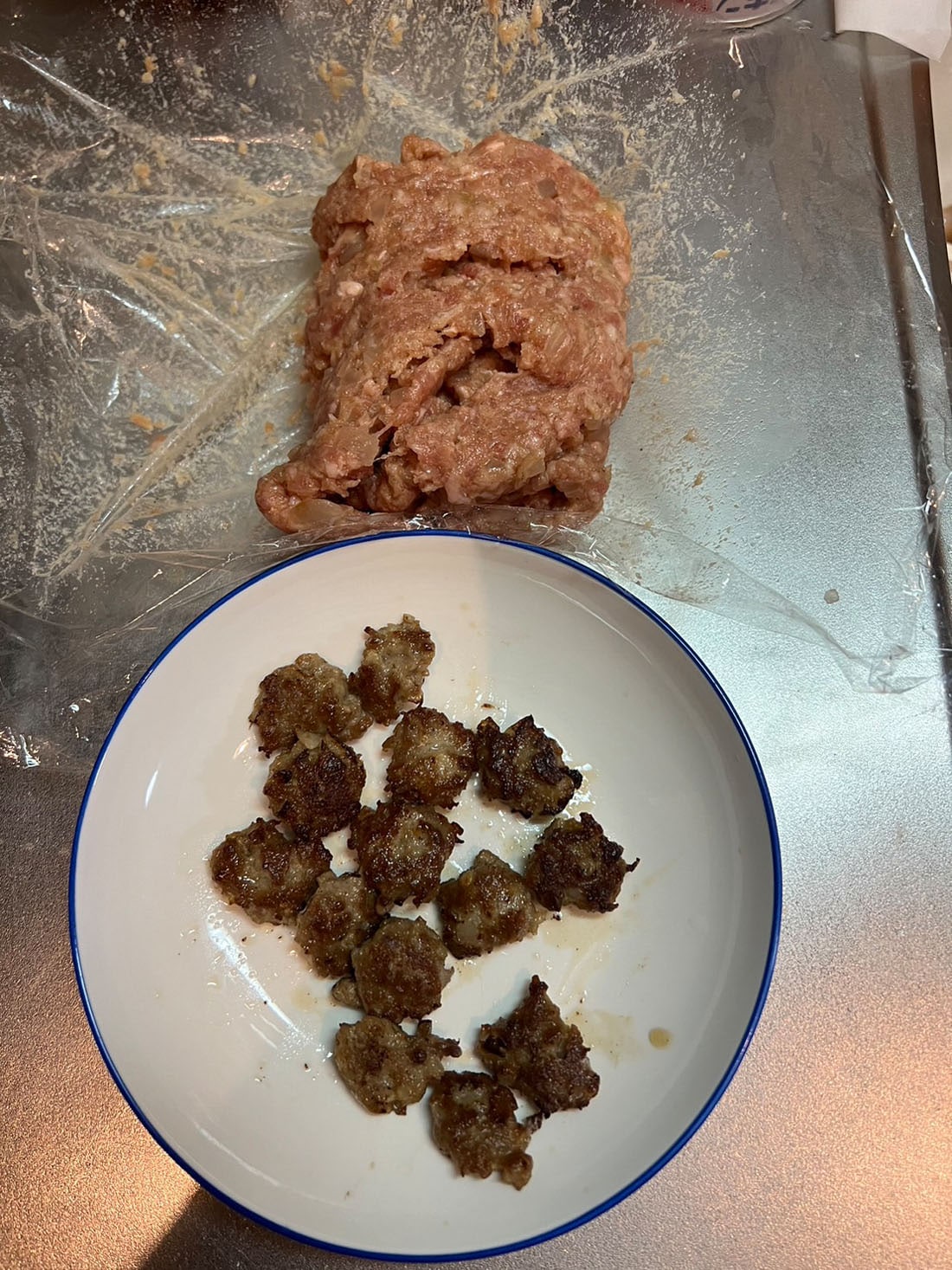 14個の小ちゃいハンバーグを作ると残ったタネでランチ1回分のハンバーグが作れます。