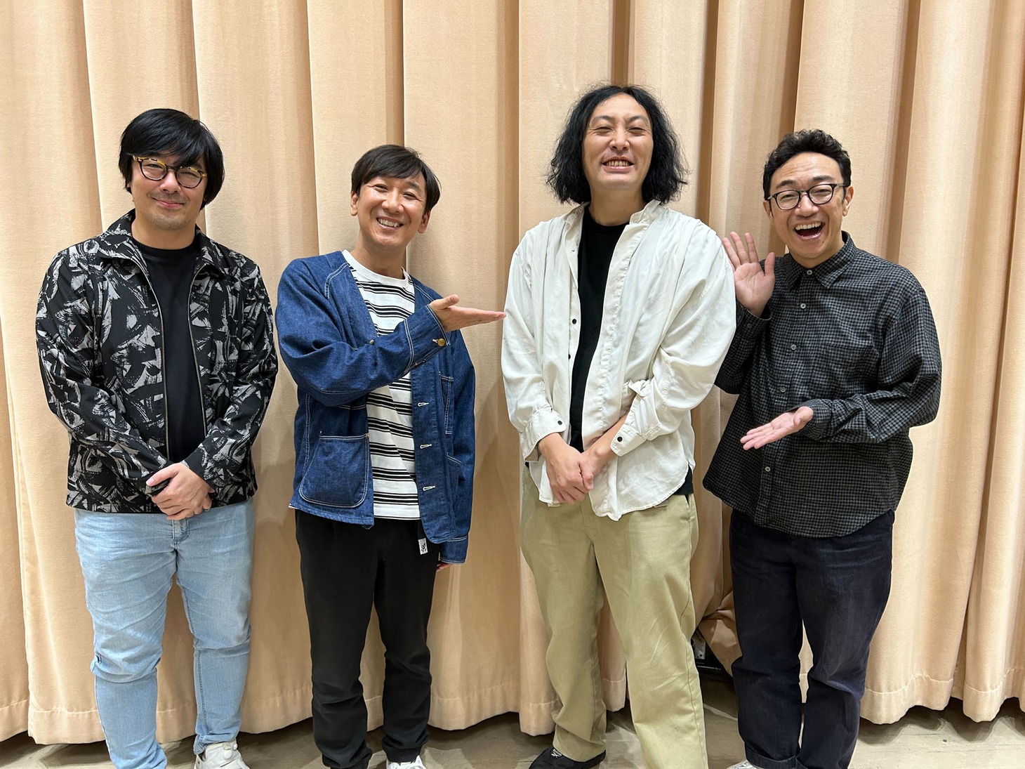 爆ノ介（左から3人目）と、東京03。