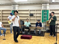 バンドのボーカルオーディションの様子。