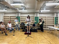 バンドのボーカルオーディションの様子。