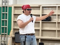 バンドのボーカルオーディションの様子。