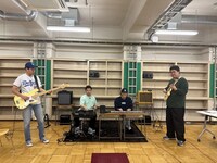 バンドのボーカルオーディションの様子。