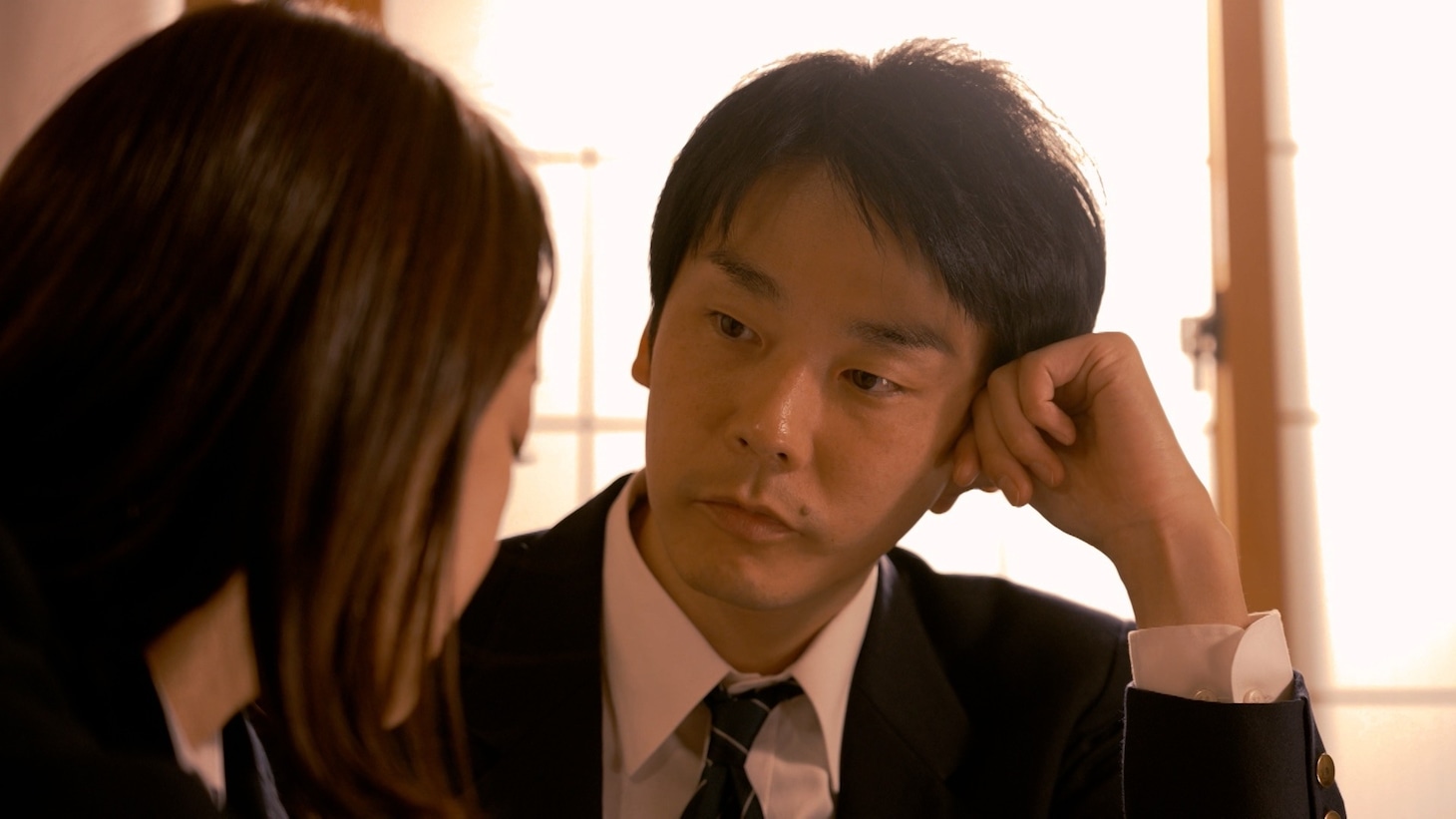 「俺のベストキス発表会」再現ドラマに本人役で出演する、かまいたち濱家。 (c)TBS