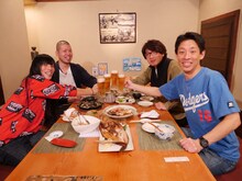 新番組「芸人打ち上げ酒」に出演する（左から）金属バット、囲碁将棋。(c)UHB