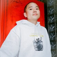 「レモンジャム パーカー」を着用した上田航平。