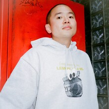 「レモンジャム パーカー」を着用した上田航平。