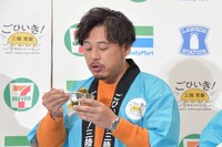 試食に余念がないアルコ＆ピース平子。
