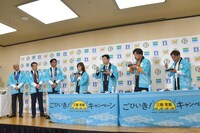 各コンビニのキャッチフレーズを交えながら朗らかに進行した試食のワンシーン。