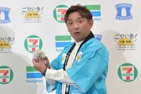 おむすびをカメラに見せてくれるアルコ＆ピース酒井。