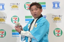 おむすびをカメラに見せてくれるアルコ＆ピース酒井。