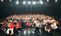 アーティストとしてパフォーマンスを繰り広げた芸人たちと来場客。(c)フジテレビ