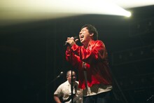 さらば青春の光・森田。後方はネルソンズ・和田まんじゅう。(c)フジテレビ