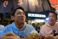 左から小泉孝太郎と加藤浩次。(c)TBS