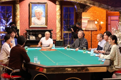 「酒のツマミになる話」のスタジオの様子。(c)フジテレビ