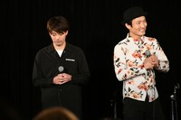 元気なトースター松林（右）と、だんまりのホンコンチュニジア（左）。