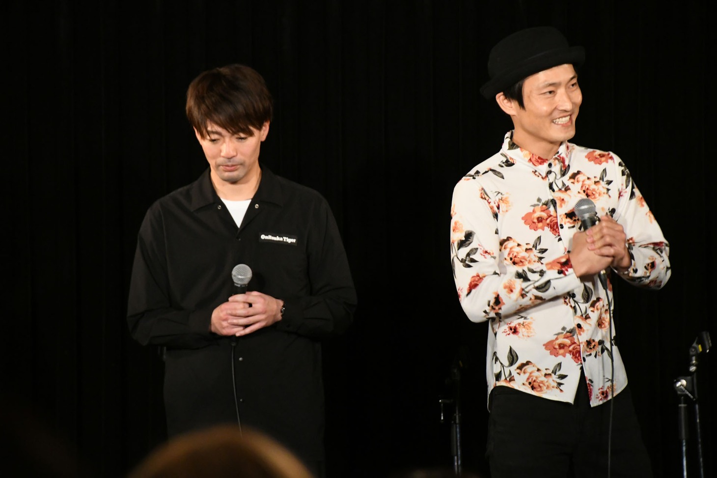 元気なトースター松林（右）と、だんまりのホンコンチュニジア（左）。