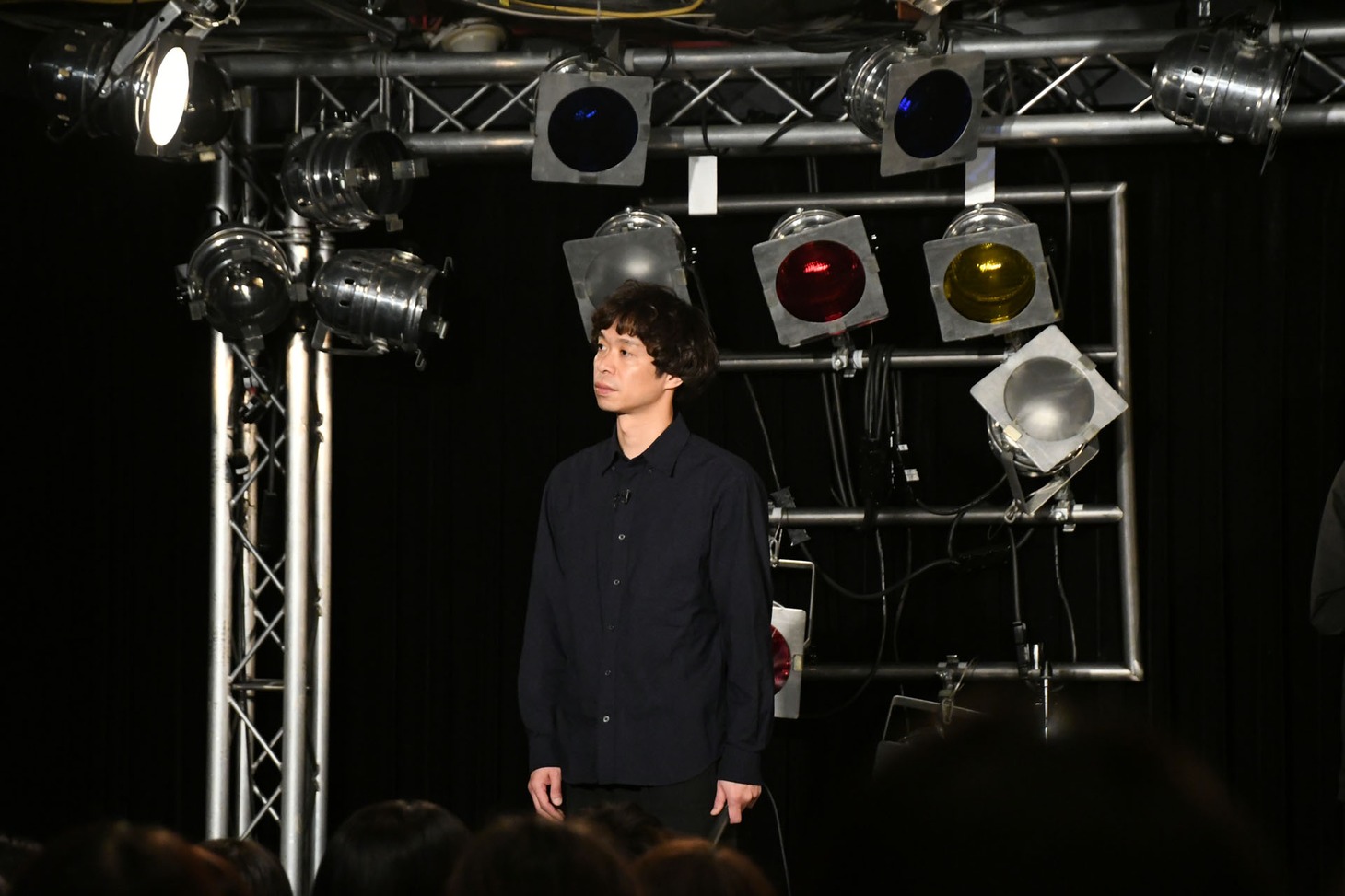 視点が定まらないジッパー・ジャンパー。