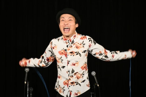 足つぼ縄跳びに挑戦し、若手芸人のように大きなリアクションをとって盛り上げるトースター松林。