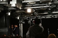 イベント中、MCになにか言いたげにステージへと進んでいく西脇P。