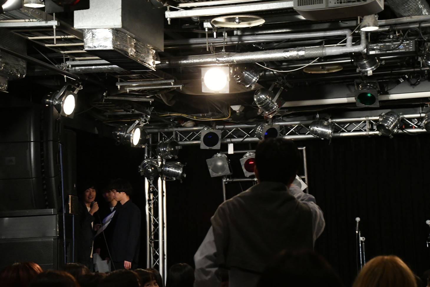 イベント中、MCになにか言いたげにステージへと進んでいく西脇P。