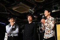 囲み取材の様子。