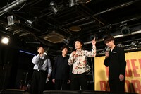 ホンコンチュニジアがしゃべろうとすると、電車の通過する音が響く。