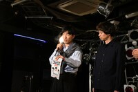 チラシを目で追ってしまうジッパー・ジャンパー。