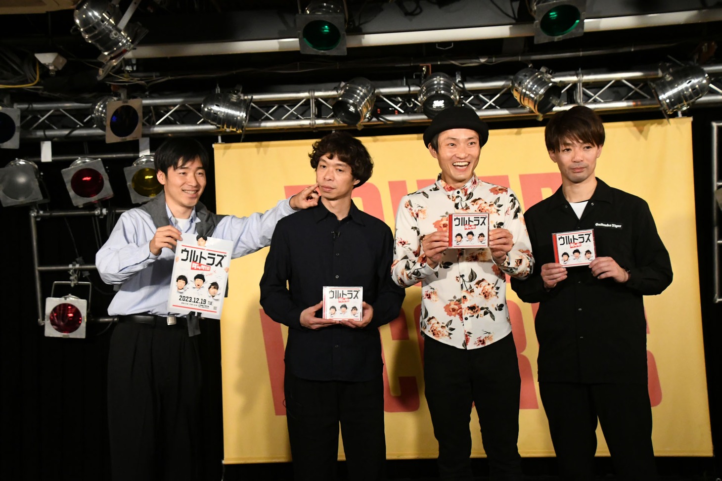 笑顔を見せるよう西脇Pに注意されるジッパー・ジャンパー。